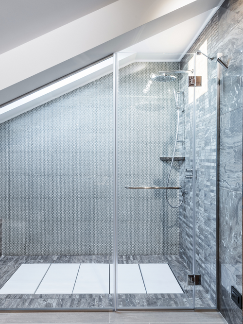 Moderna staklena tus kabina sa sivim mozaik plocicama - Hiposanit oprema za kupatila